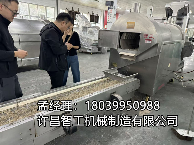 吉林客戶千里赴廠，現場試機兩米電磁流水線炒制麻籽！